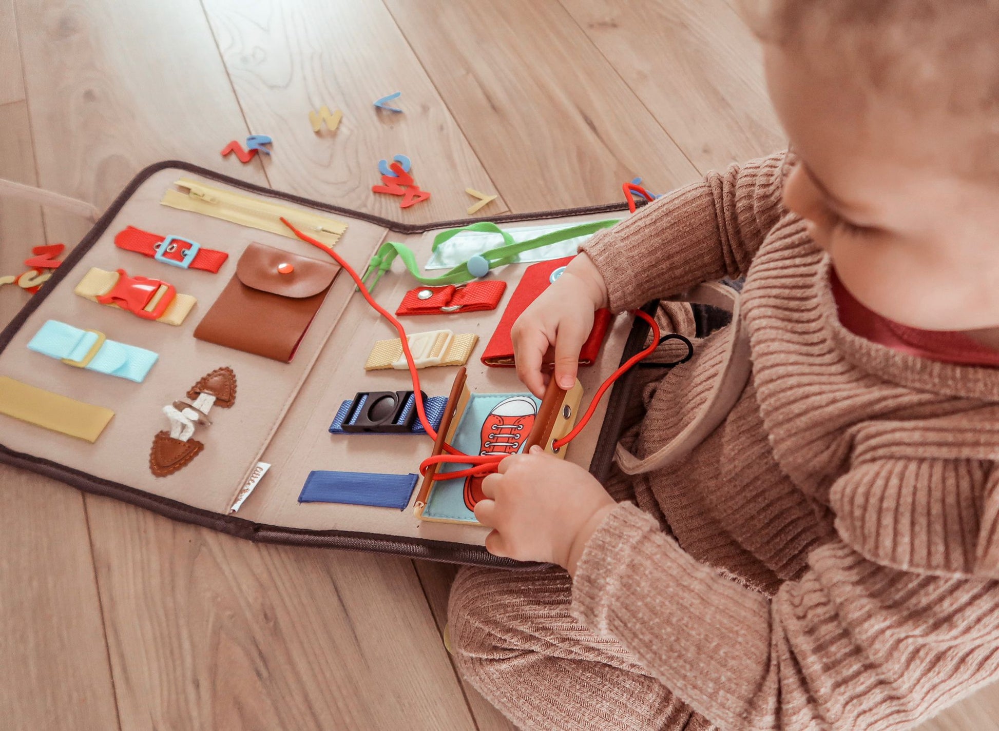 LITTLE GIGI - BUSY BOARD Mallette d'éveil Montessori – Little Gigi Concept  Store